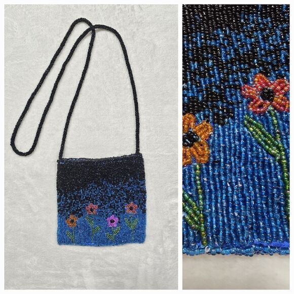 Handbags - 🌿Beautiful Vintage hand beaded glass floral purse.